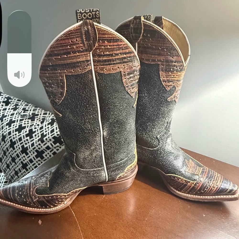 Justin Boots women’s Western Cowboy Boots - Black and Brown Leather